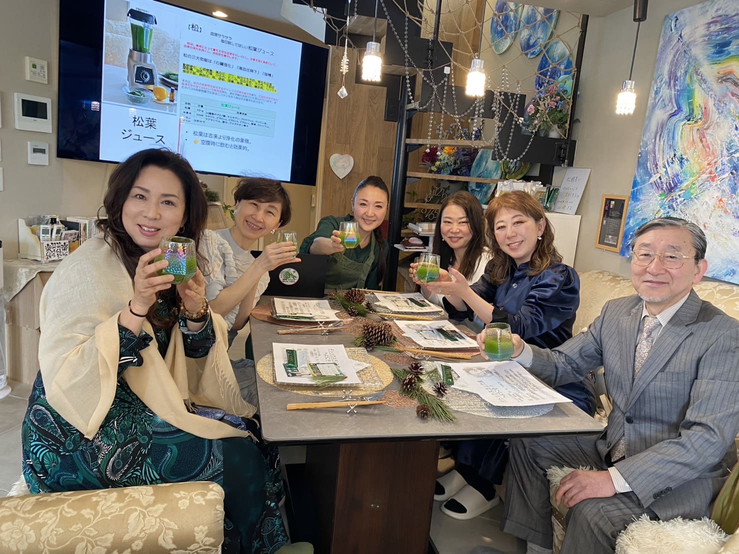 デトックスランチ会講座の参加者全員で松葉ジュースを掲げて乾杯する記念写真