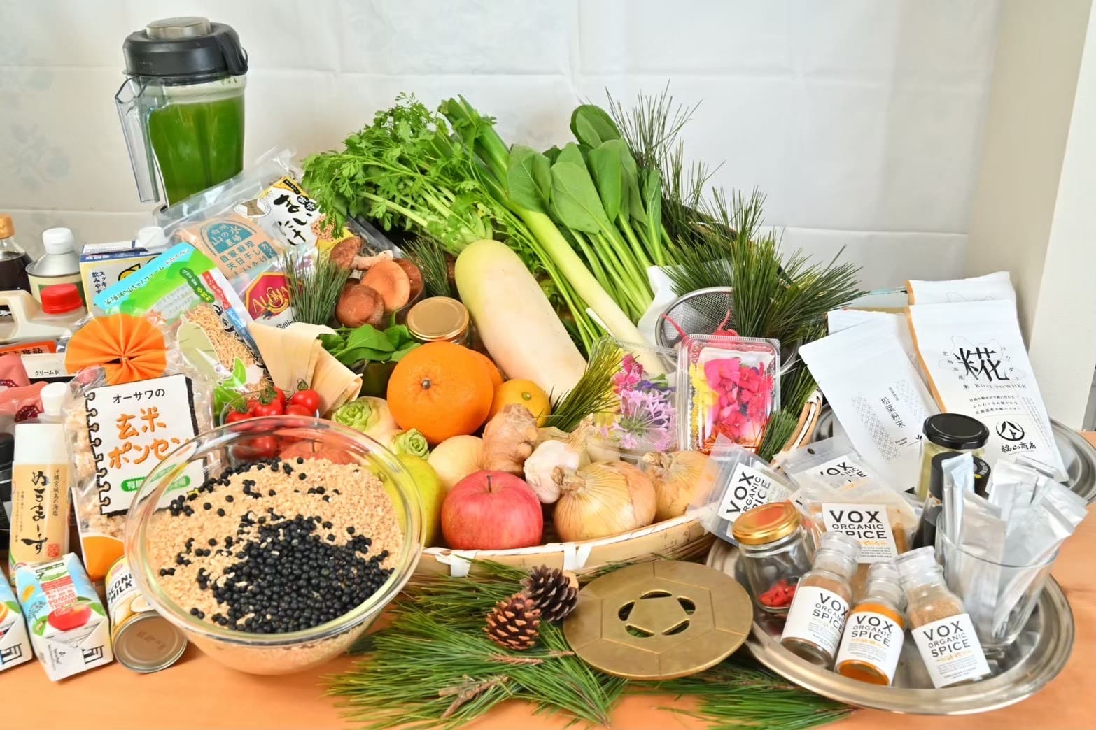 デトックスランチ会で使用される旬の無農薬野菜や松葉などのこだわり食材